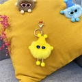 Gelber Plüsch-Rußmännchen-Schlüsselanhänger mit Sonnenbrille und Strickmütze im Detail - Gelb