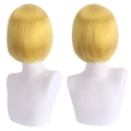 Korte goudblonde bob cosplay pruik met glad en dik haar op een witte modelkop - Lichtgoud