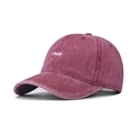 Dettaglio laterale di un cappellino in cotone bordeaux lavato con ricamo Chili bianco - Regolabile / Chili Rosso Vino