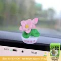 Ornamento auto loto rosa con testo portafortuna su base bianca e scatola verde inclusa - Stile D Loto della Fortuna