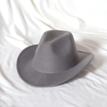 Detailansicht eines dunkelgrauen Cowboyhuts aus Wollfilz mit klassischer Krone und Naht - Grau