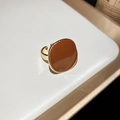 Détail de la bague réglable dorée avec incrustation d'émail marron et bordure perlée élégante - Bague / Marron