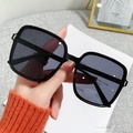 Gafas de sol cuadradas negras de moda con lentes gris oscuro y detalles plateados - Montura Negra Lentes Gris Negro