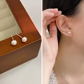 Boucles d'oreilles minimalistes en argent S925 avec petites perles d'eau douce blanches - 5-6mm / Blanc