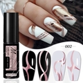 Detailopname van roségouden lijn gel met model 002 fles en professionele nagelkunst - Roségoud
