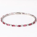 Detalle de pulsera tenis plateada con piedras rojas rectangulares y circonitas - Circonita Rojo Rosa Plata
