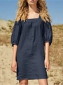 Marineblauwe linnen jurk met vierkante hals en pofmouwen in een zomerse buitenomgeving - S / Blauw