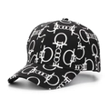 Détail d'une casquette de baseball noire avec imprimé chaîne blanche et texture en coton - Taille unique / Noir