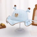 Dettaglio del cappello da neonato con corna, patch orsetto e cordoncino regolabile - 48-50cm(6 Mesi-2 Anni) / Blu