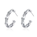 Eleganti orecchini a catena a forma di C in argento con zirconi su sfondo bianco - Oro Bianco