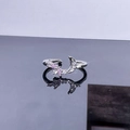 Dettaglio macro dell'anello regolabile in argento con motivo luna e zirconi rosa - Stile 5 Anello Aperto Stella Luna