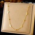 Dettaglio di una collana in acciaio inossidabile dorato con ciondolo a cuore e perline - Design Foglia a Cuore (N3243)