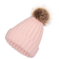 Detalle de un gorro de punto rosa acanalado con un gran pompón de piel sintética marrón - S Niño Con Forro de Felpa / Rosa