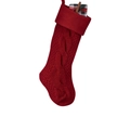 Dettaglio calza di Natale rossa lavorata a maglia con scatola regalo su fondo bianco - Borgogna