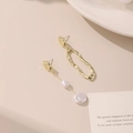 Asymmetrische gouden blad oorbellen met barokparels en gehamerde metaaltextuur - Gouden asymmetrische parel oorbellen