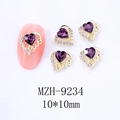 Makroansicht von lila Herz-Strasssteinen und goldenen Love-Nailart-Anhängern in 10x10mm - 9234 Amethyst (Goldbasis)