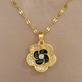 Makroaufnahme des goldfarbenen Blumenanhängers mit schwarzer Emaille und Kristallen - D223 Halskette (Titanstahlkette Kupferanhänger)