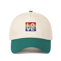 Dettaglio del ricamo LOVE arcobaleno su un cappellino da baseball multicolore - Regolabile / Verde Scuro