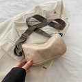 Beigefarbene Boston-Tasche aus Leder mit breitem Schultergurt im Ethno-Print-Stil - Khaki