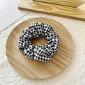 Elastische haarscrunchie met zwart-wit gingham patroon op een rustieke houten dienblad - Zwarte Ruit