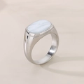 Primer plano de anillo de acero plateado con incrustación de nácar blanco en fondo beige - US 6 / 13.5mm Color Acero (KR111674-GC)