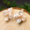 Boucles d'oreilles fleurs dorées avec pétales en perle naturelle et centre rose - Clous Fleur à Quatre Pétales (Nacre/Perle Rose/Zircon)