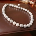 Elegante Perlenkette mit silbernen strukturierten Perlen und Metall-Verlängerung - Silber