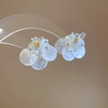 Boucles d'oreilles fleurs en C de style vintage avec pétales de nacre et billes dorées - 8# Boucles d'Oreilles Clous Fleur Coquille Pierre Concassée Aiguille Argent