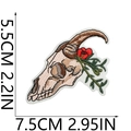Detaillierte Bestickung eines mystischen Schafschädels mit roten Blumen und Blättern - Schafsschädel Blume