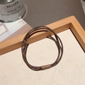 Elegante elastico per capelli con stampa leopardata marrone su vassoio in legno - Elastico per Capelli Leopardato a Doppio Filo