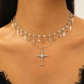 Collana a doppio strato argentata con croci di strass indossata da una modella in primo piano - Multi-croce Con Strass Argentata (Bianco K G-502)