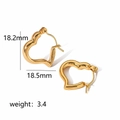 Dettaglio orecchini a cuore in acciaio inossidabile oro 18k, dimensioni 18,2 mm x 18,5 mm - Mini Cerchio a Cuore Minimalista Dorato