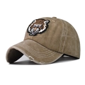 Dettaglio del ricamo testa di tigre su cappello in cotone lavato con bordo consumato - Testa di Tigre Cachi Lavato