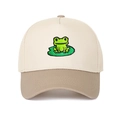 Détail d'une casquette bicolore avec broderie détaillée de grenouille et nénuphar - Blanc Cassé et Kaki