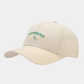 Dettaglio del cappellino beige con ricamo SUNDAY e tessuto a rete traspirante sportivo - Regolabile / Beige