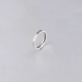 Anillo minimalista de acero de titanio plateado 3mm sobre fondo gris de estilo industrial - 18# / Color Acero