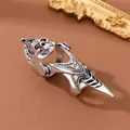 Gothic Gelenkring mit Totenkopf und roten Edelsteinen in antikem Silber-Design - Einstellbar Offen / H-Roter Zirkon Skelettkralle