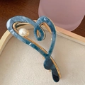 Primer plano de pinza de pelo de corazón en acetato jaspeado con perla y borde dorado - 11.5CM / Azul claro