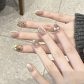 Cat-Eye-Klebenägel in Nude-Braun mit Champagner-Glitzer und 3D-Goldblatt-Akzenten - GN031 (Kleber Stil)