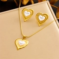 Edles goldenes Herz-Schmuckset mit weißen Perlen inklusive Halskette und Ohrsteckern - Herz Perle Halskette Ohrringe Set (N2929)