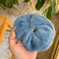 Coletero de felpa azul hecho de suave piel sintética para peinados de otoño dulces - Azul Niebla
