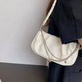 Borsa a spalla bianca a pieghe con tracolla intrecciata e catena con cuore - crema