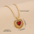 Collana in acciaio inossidabile dorato con pendente a cuore rosso e cristalli bianchi - Stile Raggi Solari