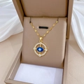 Detail der goldenen Evil-Eye-Halskette mit Kristallen in einer Geschenkbox - Teufelsauge Anhänger (E309)