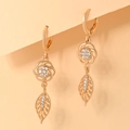 Elegante vergoldete Blumenohrringe mit Blatt-Design und funkelnden Zirkoniasteinen - EH084 Blumen-Blatt-Stil