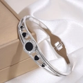 Silbernes Titanstahl-Armband mit schwarzen Herzanhängern und seitlichem Diamantbesatz - Herz Schwarze Muschel / Silber