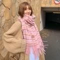 Écharpe tricotée rose à carreaux avec pompons, écharpe d'hiver élégante et chaude pour femmes - Gingham Rose Foncé / Plus de 175