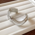 Bracelet jonc ouvert argenté ondulé minimaliste avec finition en métal poli - Style Vague Argent