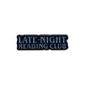 Broche en émail noir Late Night Reading Club avec bordure bleu clair pour sacs et vêtements - LATE NIGHT READING CLUB-Base Noire Bordure Bleue