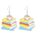 Hölzerne Ohrhänger mit 3D-Büchern und Kaffeetasse in farbenfrohem künstlerischem Design - Bücherstapel Kaffee Stil (7877)